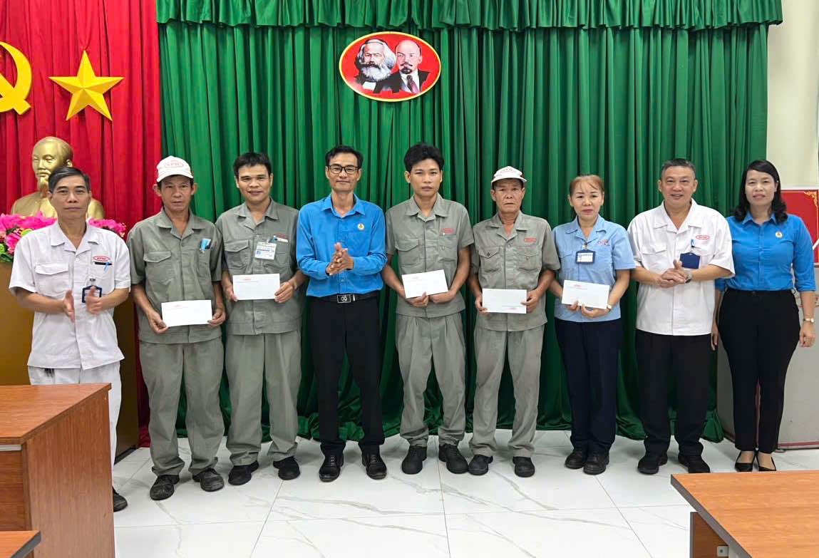 The union visited and presented gifts to workers during Workers' Month 2025. Photo: Trang Bom District Labor Federation
