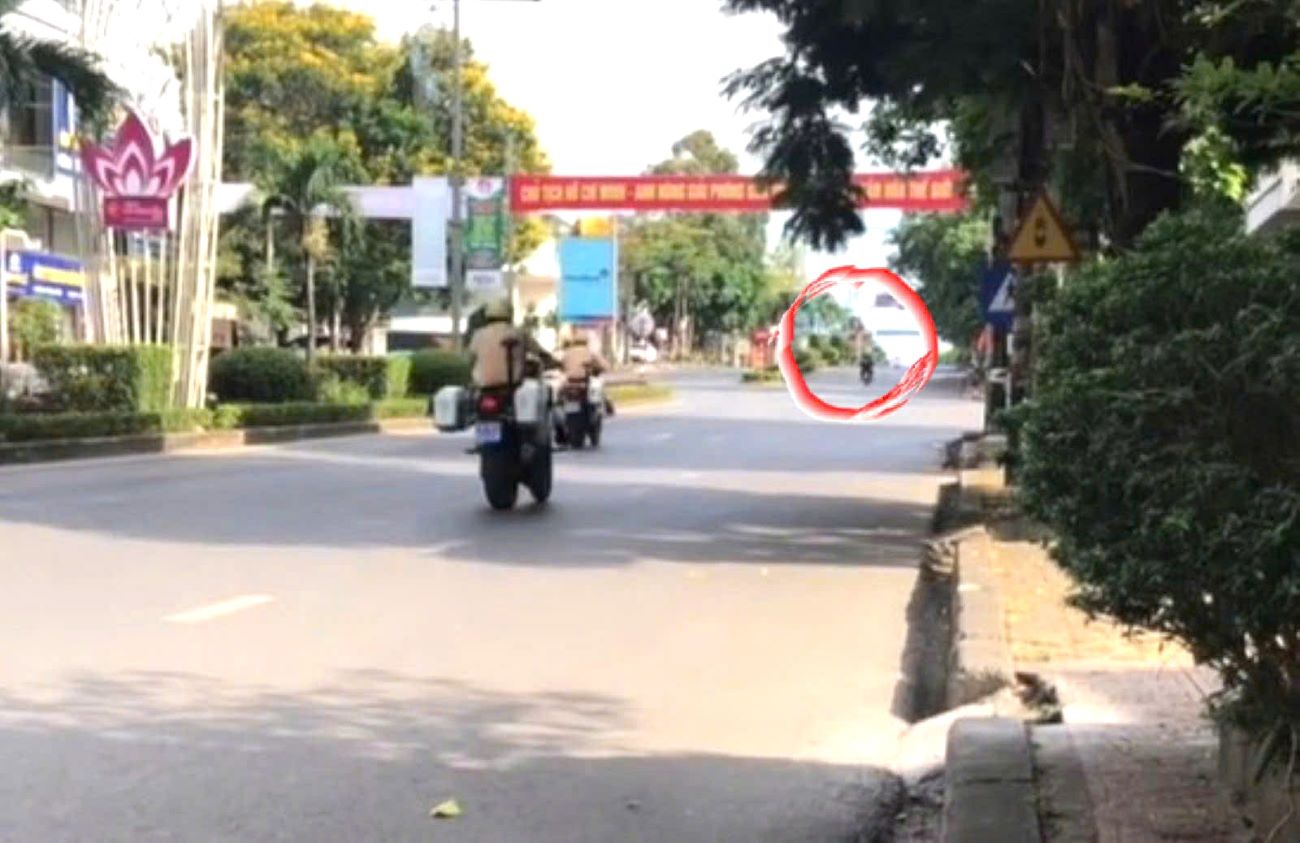 Quang Tri Police Traffic Police organizo un bloqueo, pidiendole al conductor que controlara el vehiculo hasta la carretera hacia las paradas de prohibicion y realice sanciones. Foto: Han Nguyen