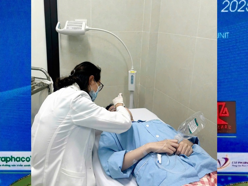El medico examino al paciente despues de ser emergencia debido a complicaciones debido a la belleza en el centro cosmetico con mala seguridad. Foto: Nguyen Ha