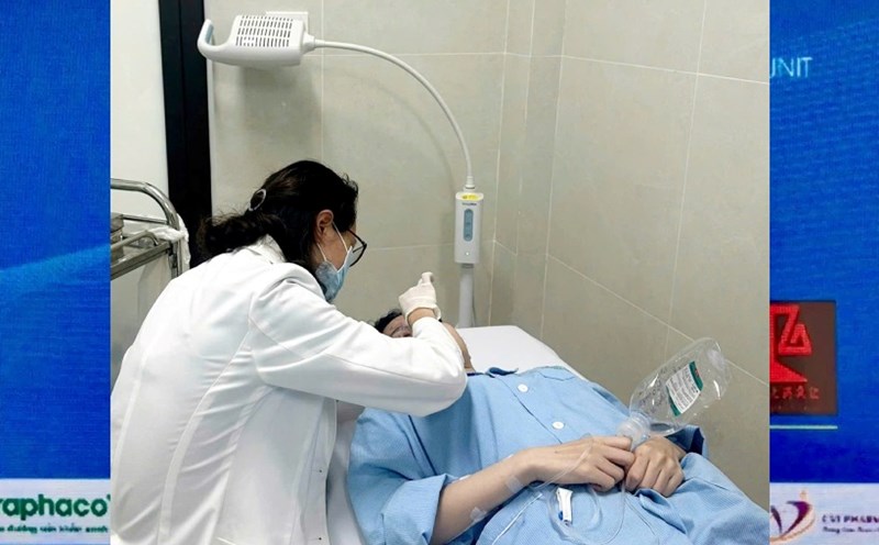 The doctor examines the patient after being treated for complications caused by beauty at an unsafe cosmetic facility. Photo: Nguyen Ha