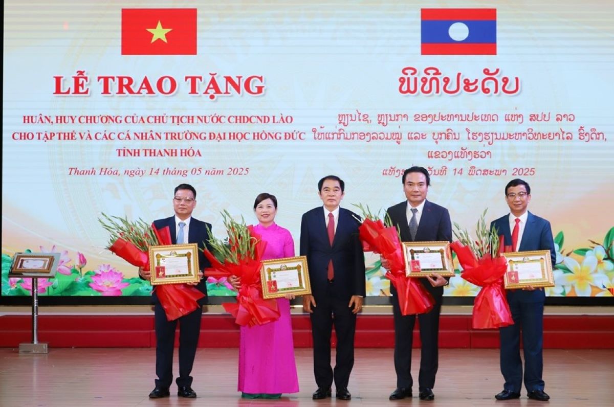 Trường Đại học Hồng Đức nhận Huân chương của Chủ tịch nước CHDCND Lào