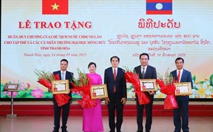 Trường Đại học Hồng Đức nhận Huân chương của Chủ tịch nước CHDCND Lào