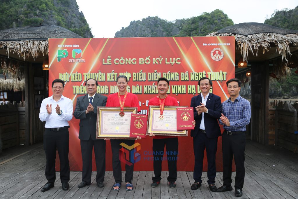 To chuc Ky luc Viet Nam (VietKings) trao chung nhan xac lap ky luc cho hai van dong vien Nguyen Thi Anh Vien va Do Kim Phuc. Anh: Trung tam Truyen thong tinh Quang Ninh