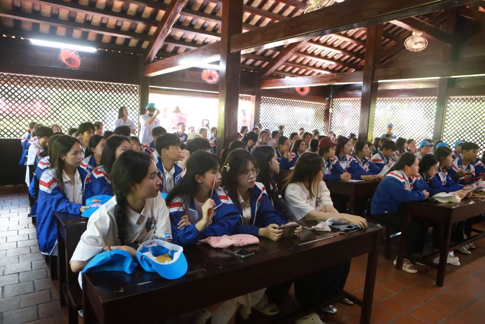 Các em học sinh nghe thuyết minh về Trường Dục Thanh. Ảnh: Duy Tuấn 