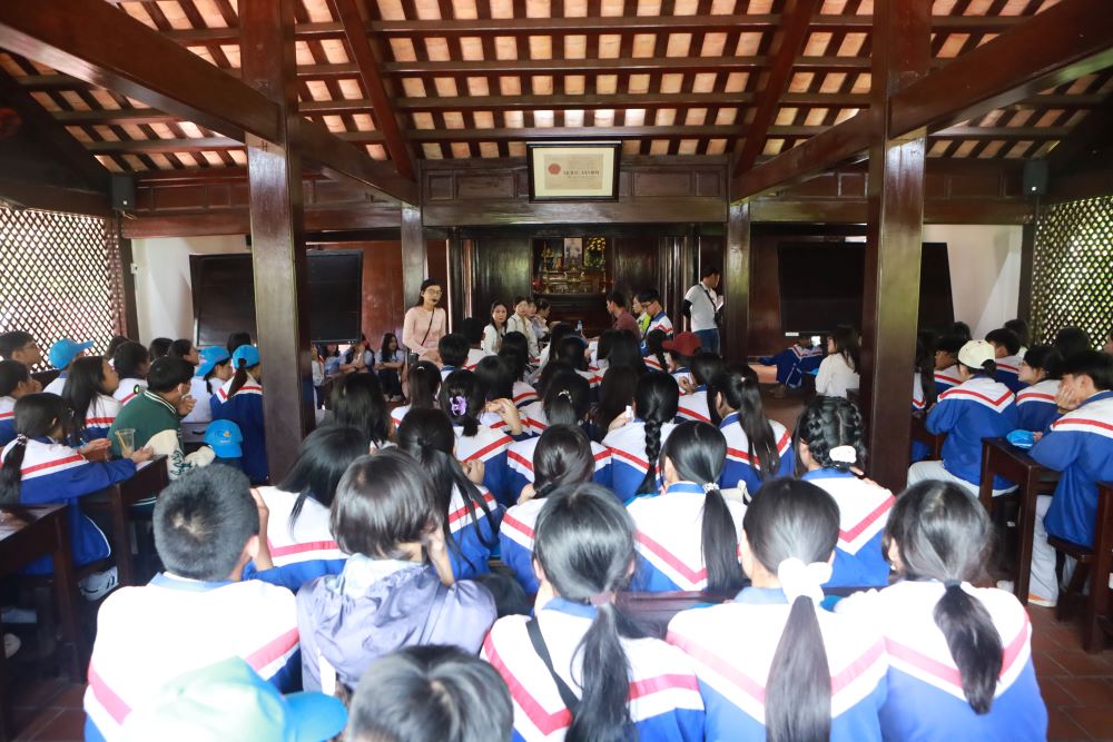 Nghe thuyết minh về Trường Dục Thanh. Ảnh: Duy Tuấn 