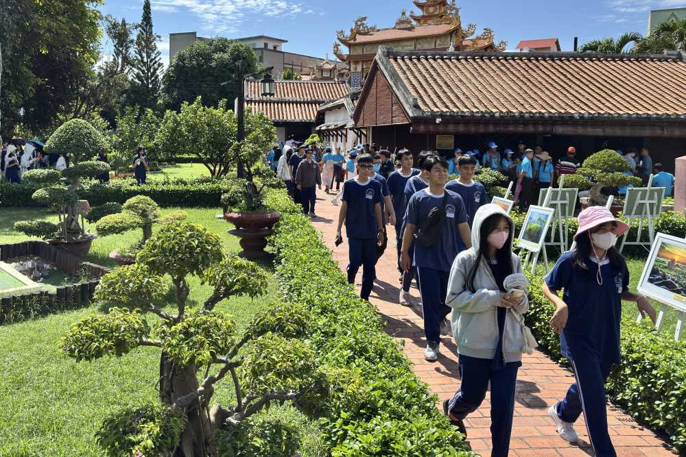 Các đoàn học sinh tham quan trường Dục Thanh. Ảnh: Duy Tuấn 
