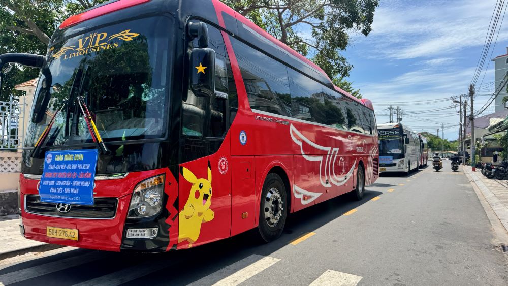 Nhiều xe ô tô chở các đoàn khách đến tham quan Bảo tàng Hồ Chí Minh - Chi nhánh Bình Thuận. Ảnh: Duy Tuấn 