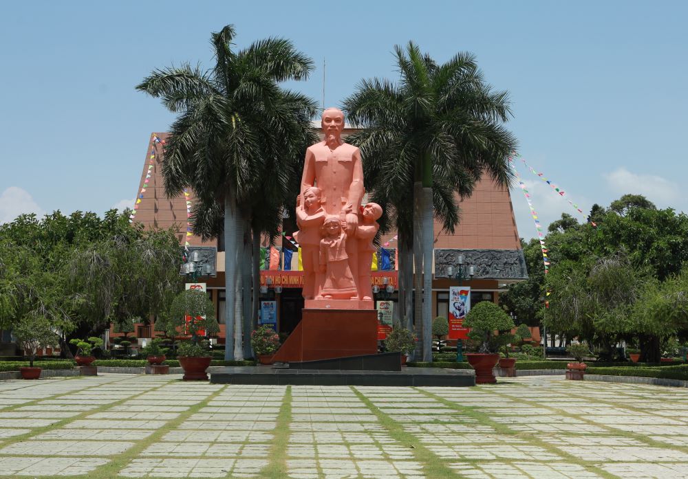 Tượng đài Chủ tịch Hồ Chí Minh tại Bảo tàng Hồ Chí Minh chi nhánh Bình Thuận. Ảnh: Duy Tuấn 