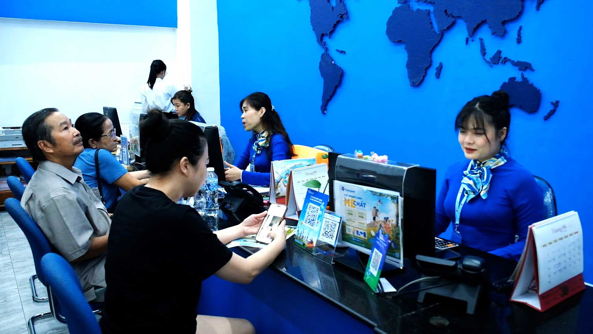 Khách hàng tham khảo tour du lịch hè tại Vietravel chi nhánh Cần Thơ. Ảnh: Mỹ Ly