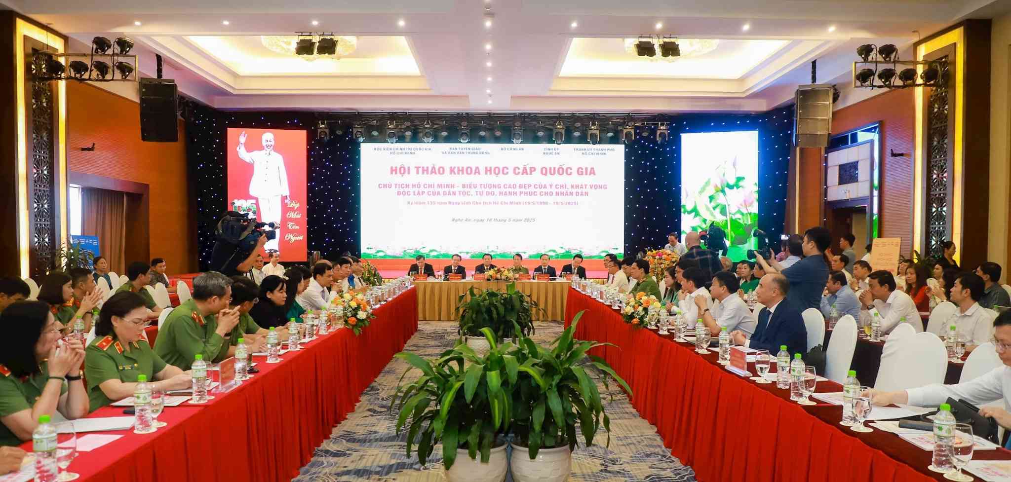 Quang canh hoi thao. Anh: Thanh Duy