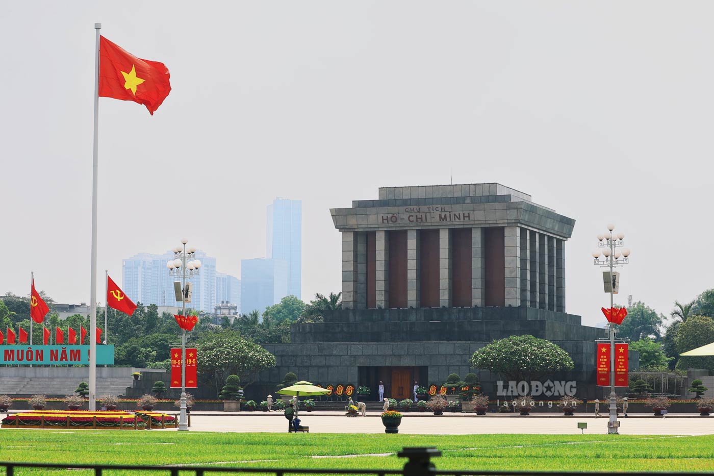 Tại khu vực Lăng Bác, băng rôn đỏ cùng cờ Tổ quốc được treo vô cùng rực rỡ.