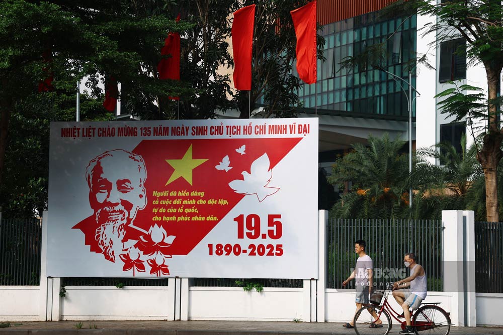Tại nhiều trụ sở, cơ quan, các tấm áp phích lớn được đặt trang trọng. Hình ảnh tấm áp phích cỡ lớn đặt tại UBND quận Đống Đa.