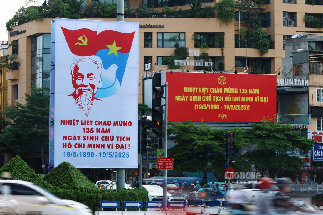 Pano cỡ lớn đặt tại khu vực nút giao Ô Chợ Dừa - Xã Đàn, với nội dung