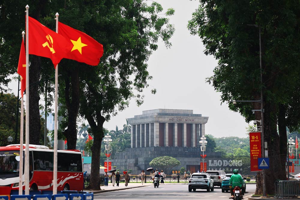 Những ngày này, các tuyến phố Hà Nội đã khoác lên mình màu áo mới, rực rỡ cờ hoa đón mừng kỷ niệm 135 năm ngày sinh Chủ tịch Hồ Chí Minh.