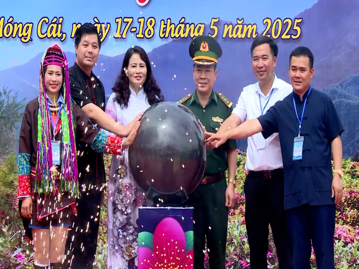 Los delegados realizan la ceremonia de apertura del Festival Border Sim 2025 en la ciudad de Mong Cai. Foto: Nguyen Duc