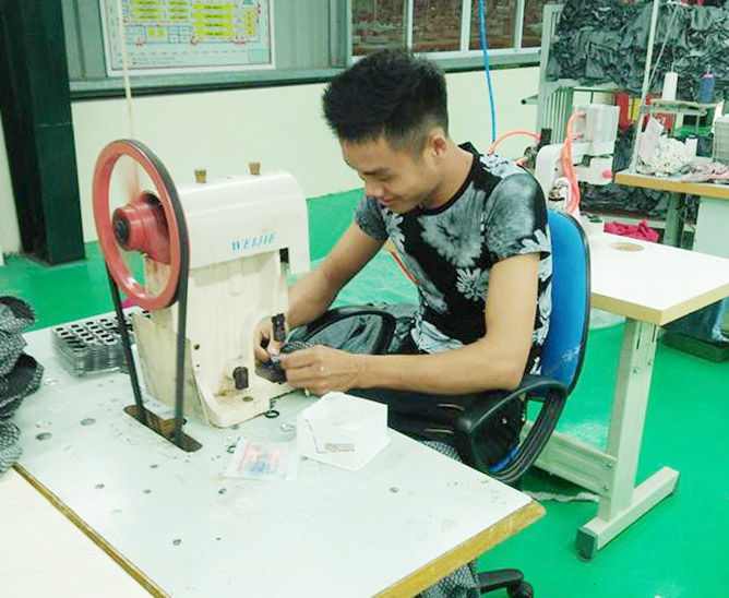 Anh Nguyên ưu tiên các sản phẩm bảo vệ sức khỏe để tránh tốn kém, ảnh hưởng đến kế hoạch nghỉ hưu sớm. Ảnh: Minh Hương. 