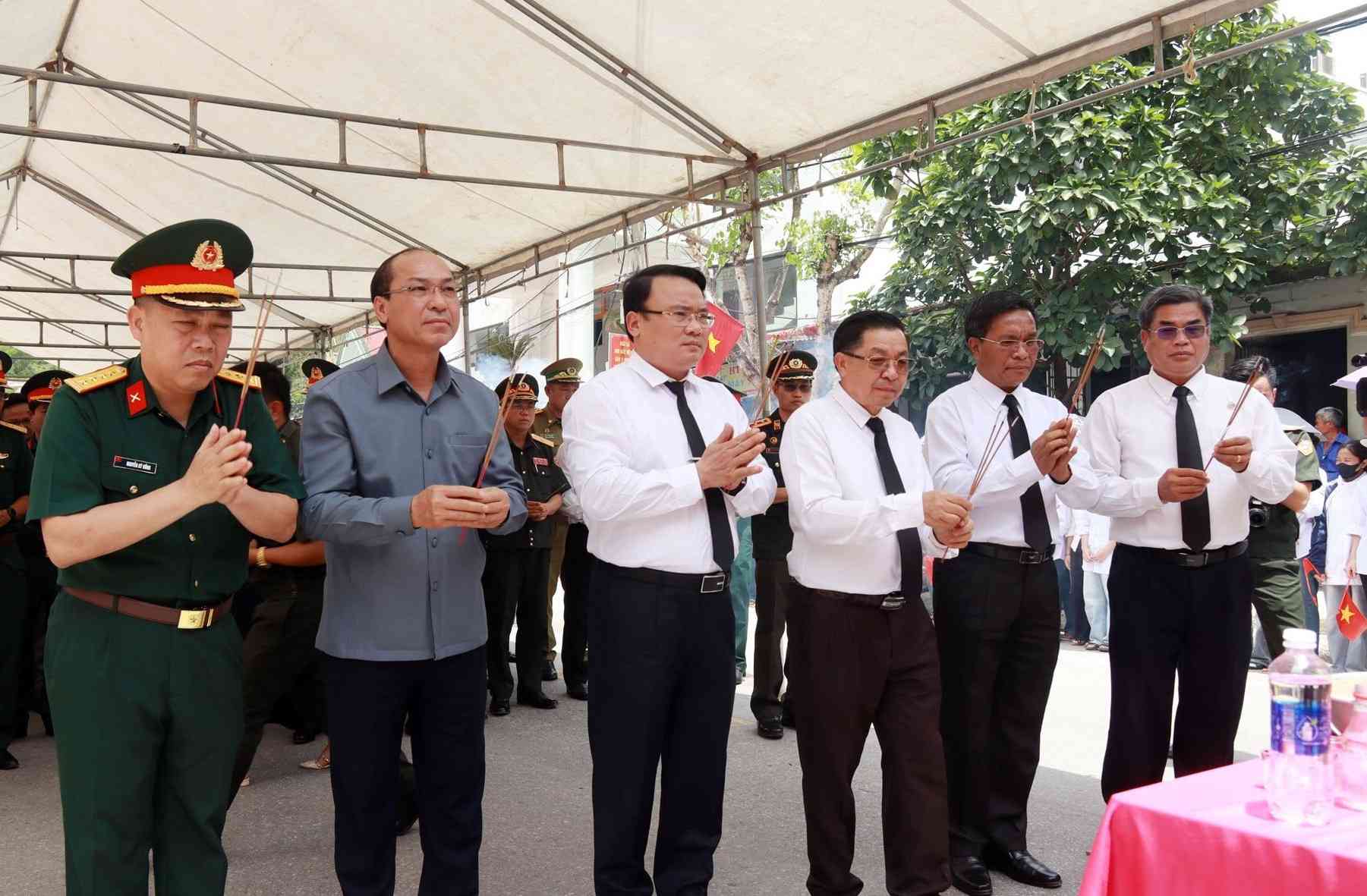 Các đại biểu dâng hoa tưởng niệm các anh hùng liệt sĩ quân tình nguyện và chuyên gia Việt Nam hy sinh tại Lào. Ảnh: Đào Thọ