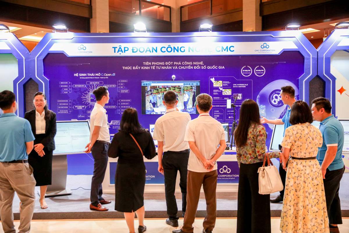 CMC booth attracted the attention of many delegates attending the Committees of the whole country to declare NQ 66 and NQ68/TW. Photo: CMC