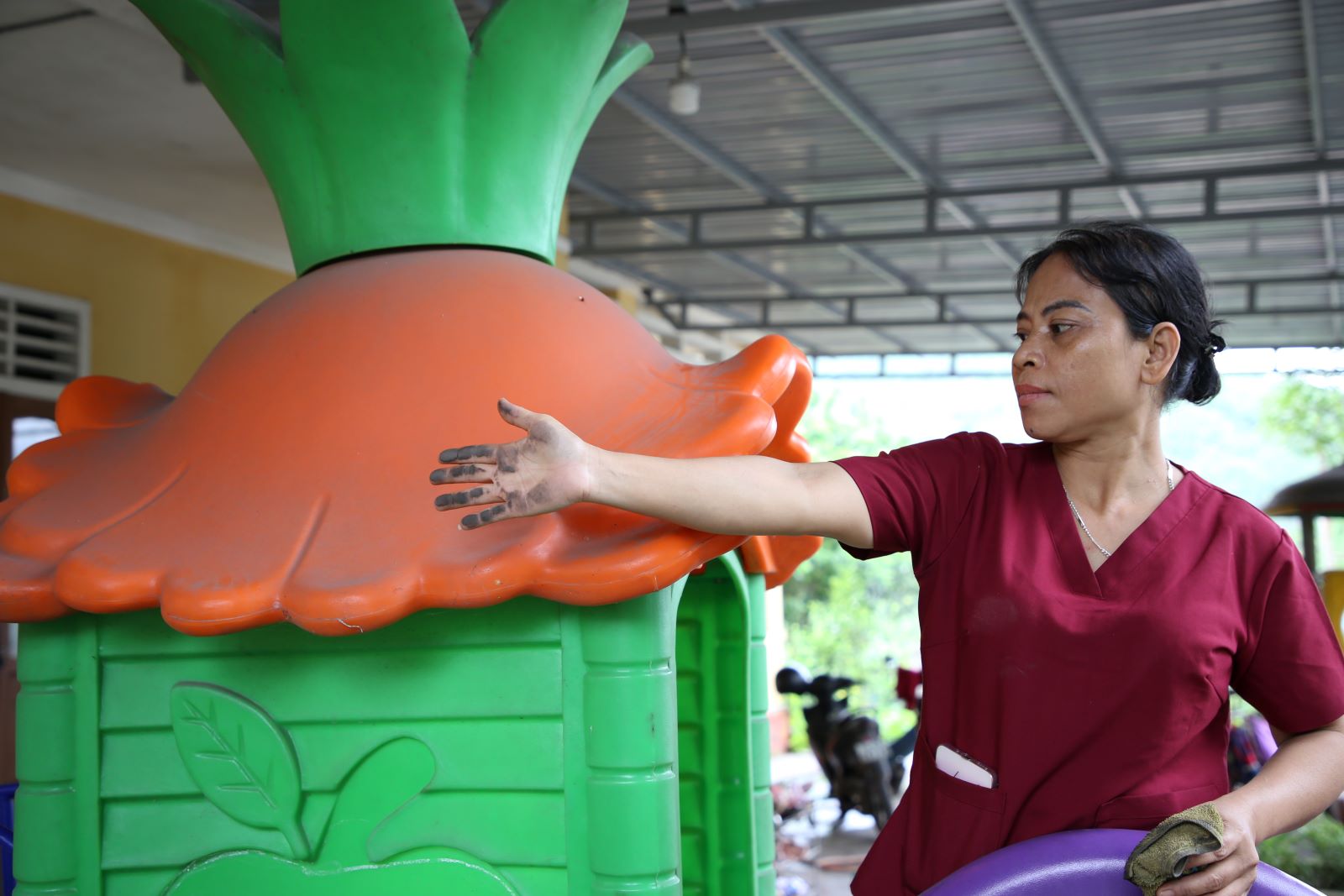 Transporting coal causes dust, making items in the kindergarten classroom covered with a layer of black dust. Photo: Hung Tho