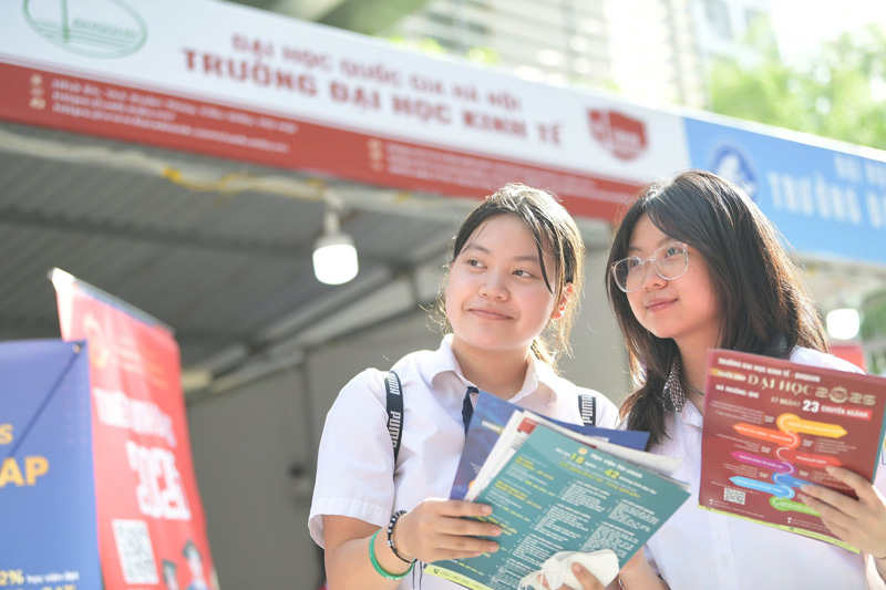 Los estudiantes que logran 8 nuevos puntajes de matematicas pueden aprender circuitos de semiconductores. Foto: Duong Trieu