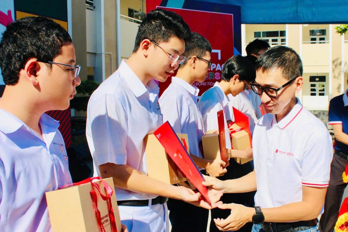 Otorgando becas de promocion de estudio a algunos estudiantes en el programa vocacional. Foto: Khanh Chi