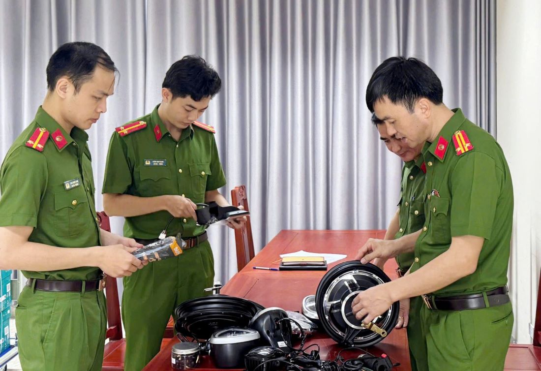 Phòng Cảnh sát kinh tế Công an tỉnh Thanh Hóa triệt phá 2 đường dây buôn lậu bình ắc quy và phụ tùng xe điện quy mô lớn. Ảnh: CATH