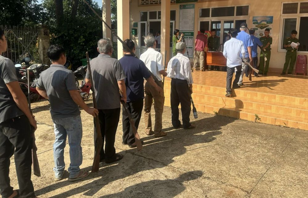 Las personas entregan activamente armas, explosivos, herramientas de apoyo y petardos. Foto: Hong Long