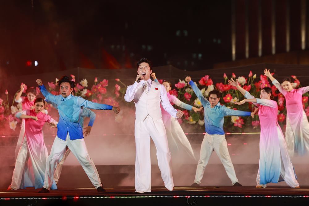 Anh Tu sang tac ca khuc “Nguoi la Ho Chi Minh” va the hien tai chuong trinh. Anh: Hai Nguyen