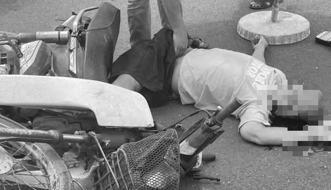 Running a red light in Thanh Mien district (Hai Duong province), the man died after colliding with a car. Photo: Provided by the people
