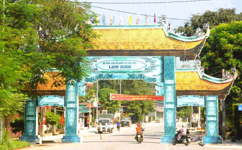 Cong chao Khu di tich Quoc gia dac biet Lam Kinh truoc khi bi do. Anh: T.L