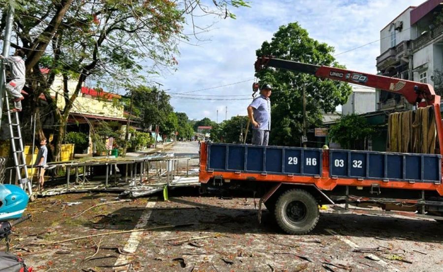 La Junta de Administracion de Lam Kinh Special National Monuments ha organizado la limpieza de la puerta de bienvenida. Foto: T.Minh