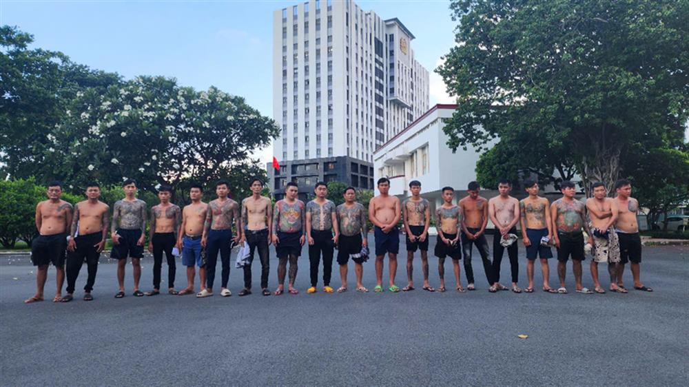 Nhóm giang hồ trong vụ án cho vay lãi nặng, mua bán, tàng trữ trái phép vũ khí quân dụng... Ảnh: Bộ Công an