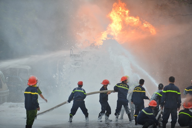 Fire prevention and fighting police put out the fire at Hoang Mai gas station. Photo: Provided by PC07