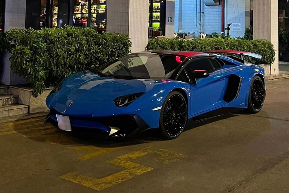 Lamborghini Aventador SV Roadster es un modelo raro en Vietnam. Foto: Huy le