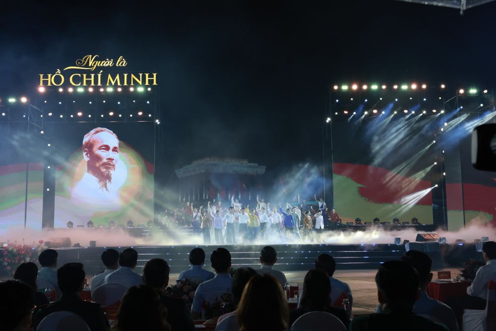 Special art program "The person is Ho Chi Minh" on the occasion of the 135th anniversary of President Ho Chi Minh's birthday. Photo: Hai Nguyen