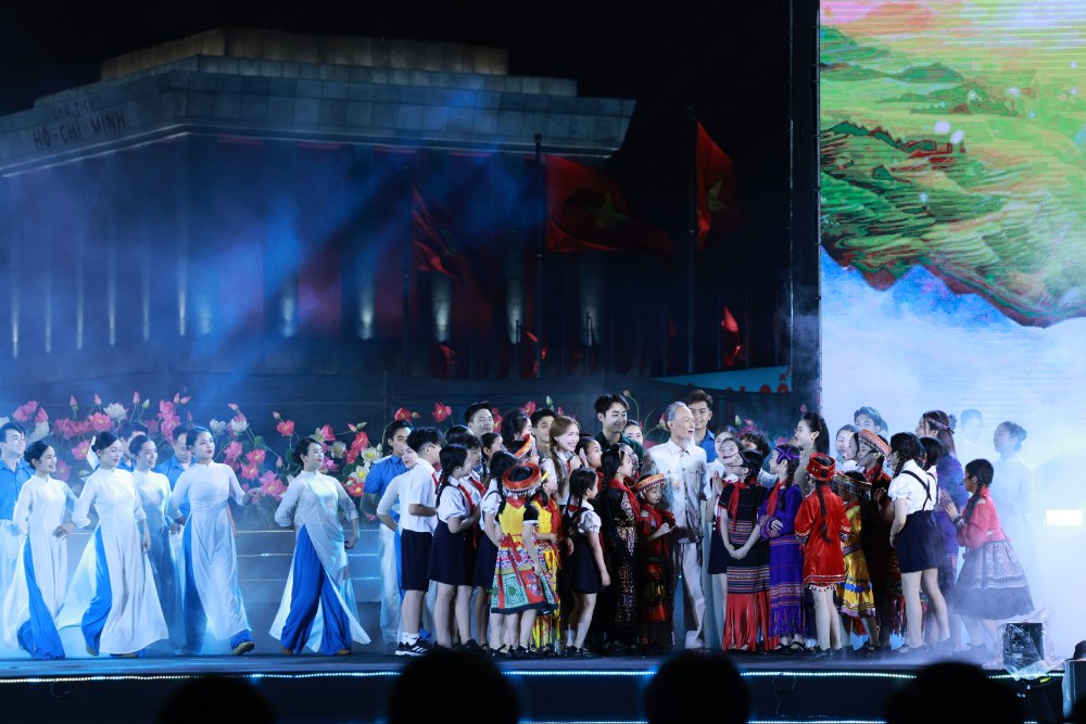 Chuong trinh nghe thuat “Nguoi la Ho Chi Minh“. Anh: Hai Nguyen