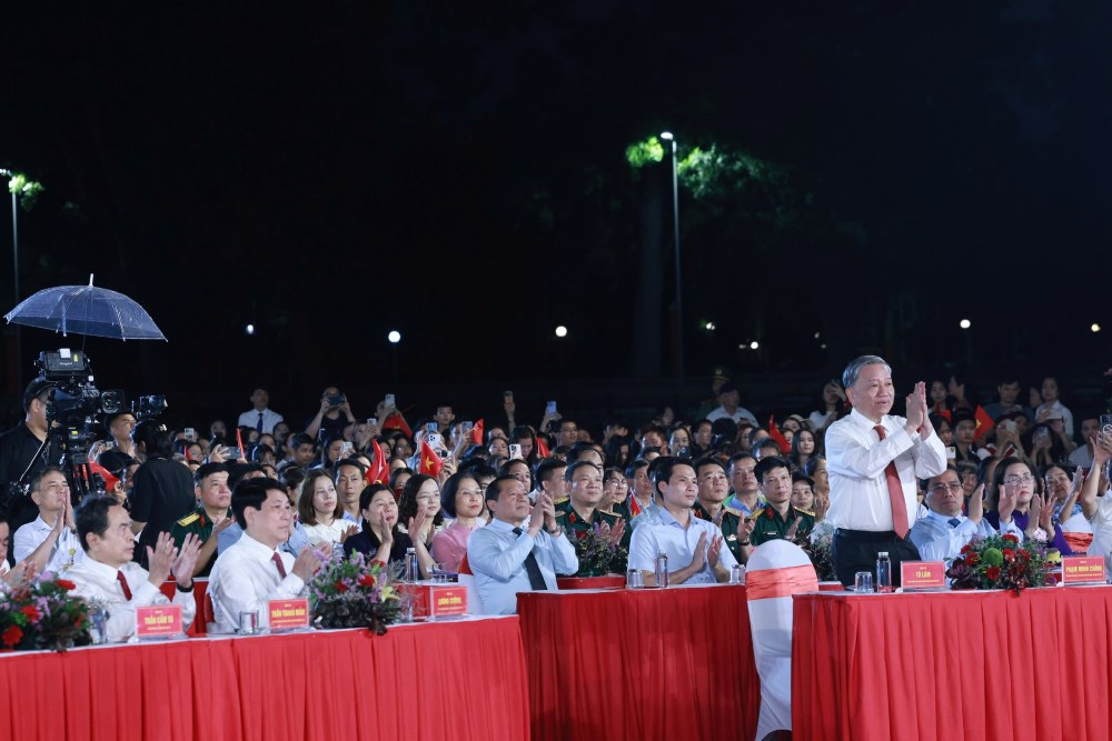 Tong Bi thu To Lam du chuong trinh nghe thuat dac biet. Anh: Hai Nguyen