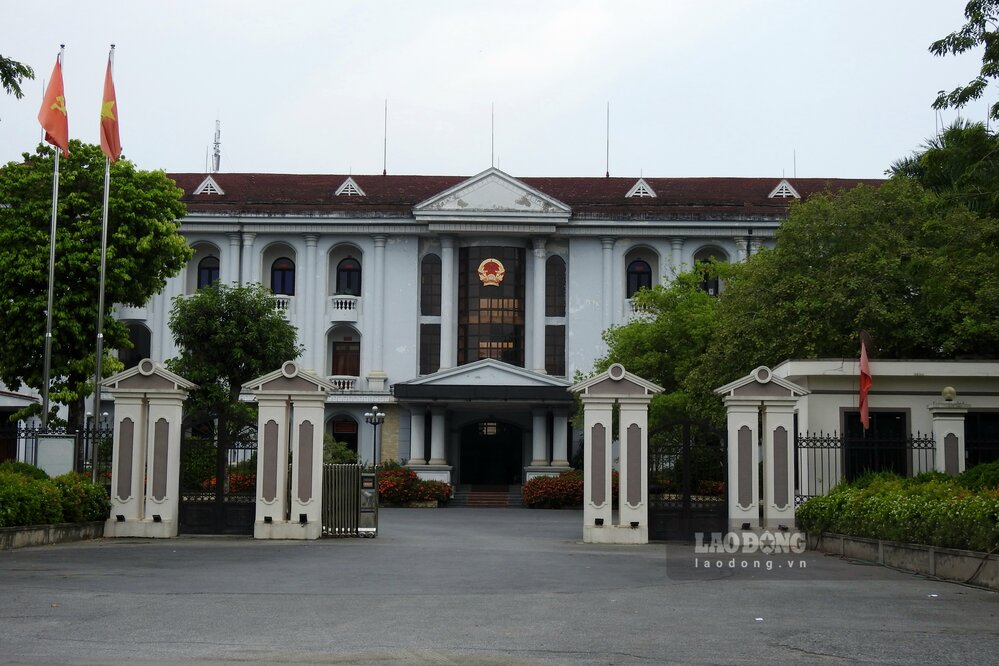 Trụ sở UBND huyện Hạ Hòa khá cũ. Ảnh: Tô Công.
