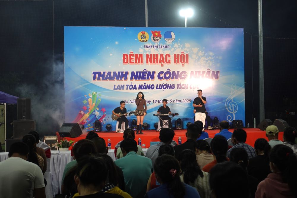 Organizing a youth workers' music night in Da Nang Industrial Park. Photo: Tran Thi