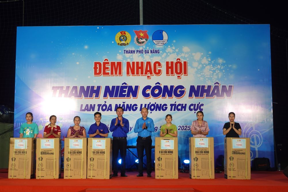 Trao quà cho thanh niên công nhân có hoàn cảnh khó khăn trên địa bàn thành phố. Ảnh: Trần Thi
