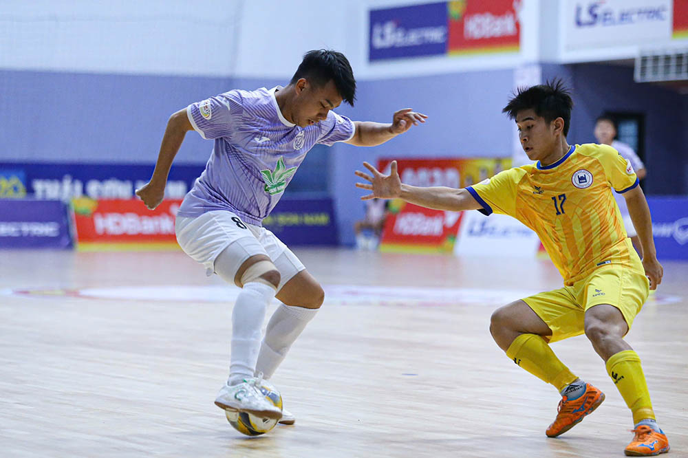 Tan Hiep Hung TPHCM (ao vang) gap nhieu kho khan truoc Luxury Ha Long. Anh: Thanh Vu
