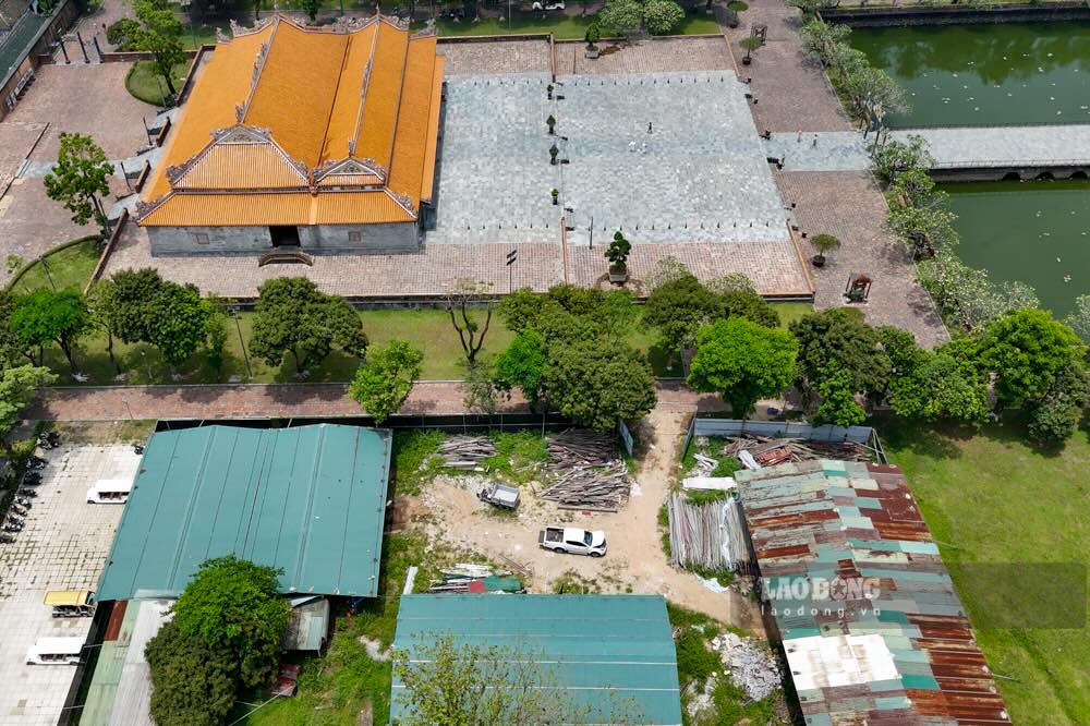 The material warehouse is lying around inside the Hue Imperial City. Photo: Dat Luan