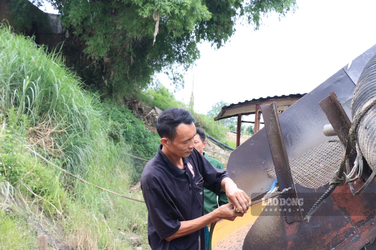 Các chủ phương tiện tự nguyện tháo dỡ những bộ phận tự chế và cam kết không lắp ráp lại. Ảnh: Văn Đức.