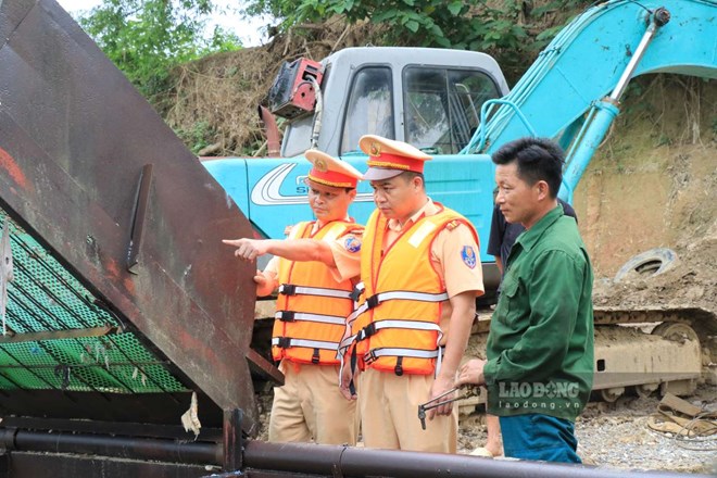 Theo chân CSGT đường thủy kiểm tra tàu khai thác cát trên sông Hồng