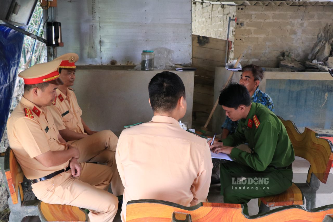 Chủ phương tiện tàu thủy tại Hợp tác xã dịch vụ tổng hợp Hợp Nhất (ở xã Thành Thịnh, huyện Trấn Yên) ký cam kết về tuân thủ quy định pháp luật về vận tải đường thủy đối với Đội CSGT đường thủy và Công an xã Thành Thịnh. Ảnh: Văn Đức.