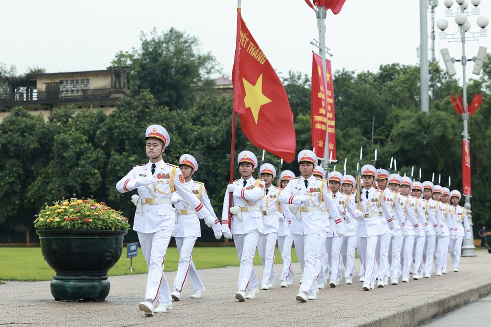 Dung 5h55, doi tieu binh hanh tien vao Quang truong Ba Dinh tu goc phia duong Hung Vuong giao voi Le Hong Phong, trong tieng nhac hao hung cua bai “Tien buoc duoi quan ky“.
