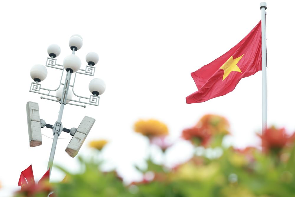 La co To quoc tung bay tren Quang truong Ba Dinh lich su.