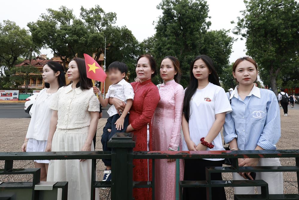 Chi Anh Thu (TPHCM) dua me Thu Ngoc va con trai ra Ha Noi du lich dip 19.5. Co Thu Ngoc chia se: “Nhan 135 ngay sinh cua Bac, gia dinh toi la ve tham Thu do, vieng Lang Bac trong dip trong dai nay“.