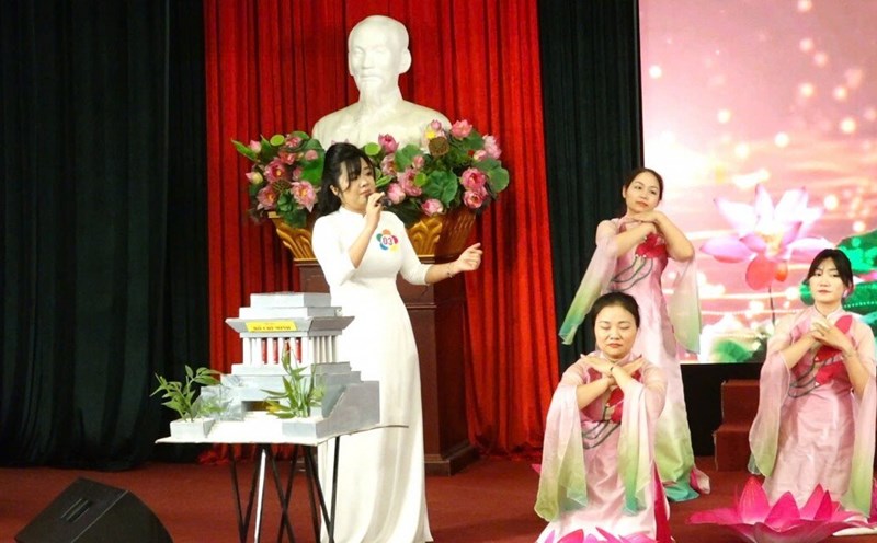 Contestant Nguyen Thi Hai Yen, Duc Giang Primary School Union, won the first prize for the story of President Ho Chi Minh's simple and thrifty lifestyle. Photo: Hai Yen
