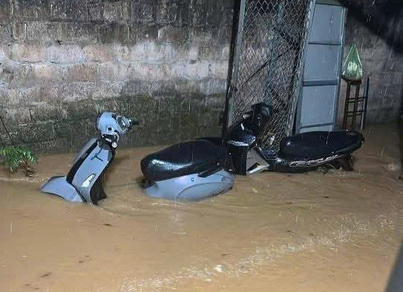 Mưa lớn cuốn trôi xe đạp điện của người dân tại TP Lạng Sơn. Ảnh: Người dân cung cấp